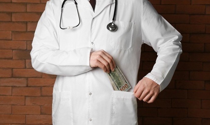 Почему врач становится взяточником? - «Новости Медицины»